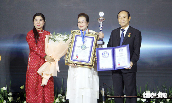 Trao hai kỷ lục thế giới về ấm tử sa cho bà Ngô Thị Thanh Tâm